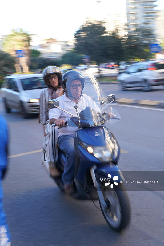 在意大利西西里岛巴勒莫，两人骑着摩托车旅行图片素材