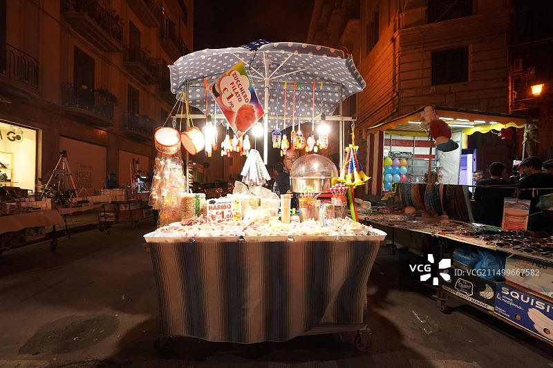 街头小贩的夜景，来自意大利西西里岛的旅行照片系列图片素材