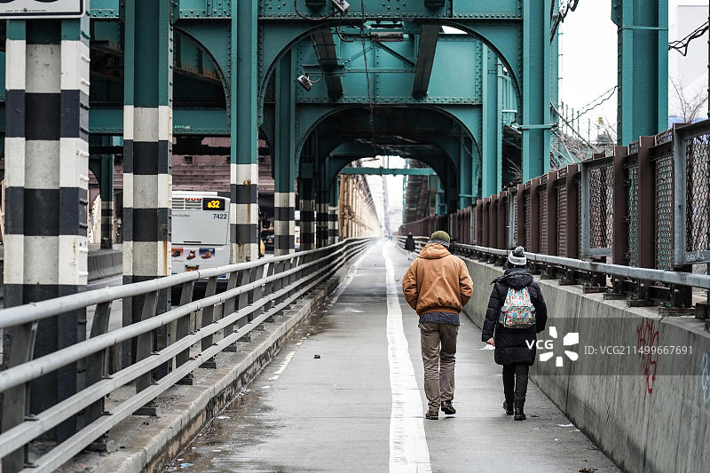 美国纽约市埃德·科赫皇后区大桥上的行人图片素材