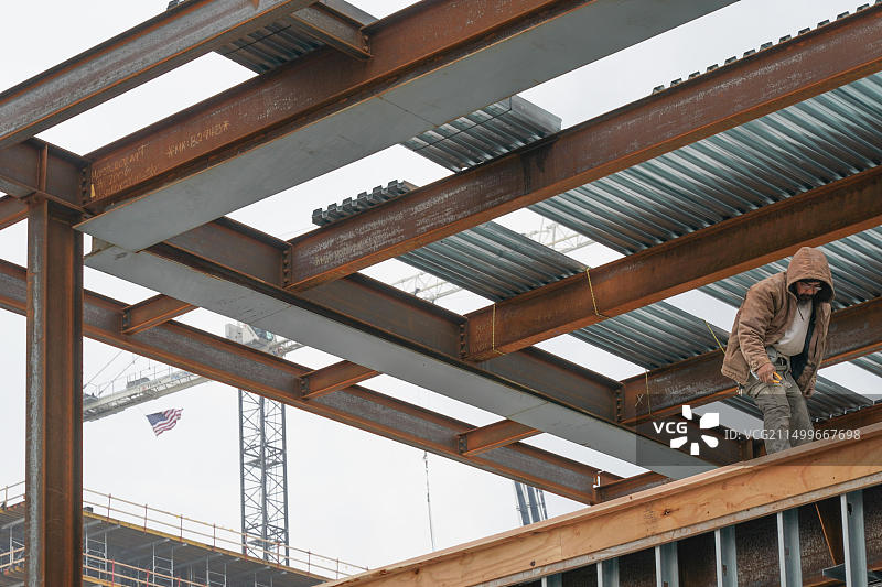 在美国新泽西州阿斯bury帕克建筑工地上的一名建筑工匠图片素材