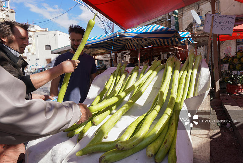 巴勒莫市场上出售巨型西葫芦的商贩，意大利西西里岛旅行照片图片素材