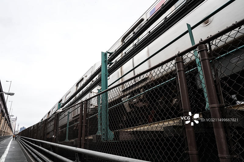 美国纽约市埃德科赫皇后区大桥上的地铁景观图片素材