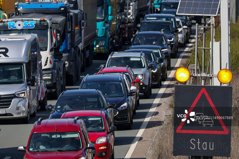 德国北莱茵-威斯特法伦州奥伯豪森A3高速公路交通拥堵图片素材