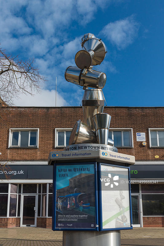 伯明翰牛顿和阿斯顿交汇处的铝制雕塑与旅游信息图片素材
