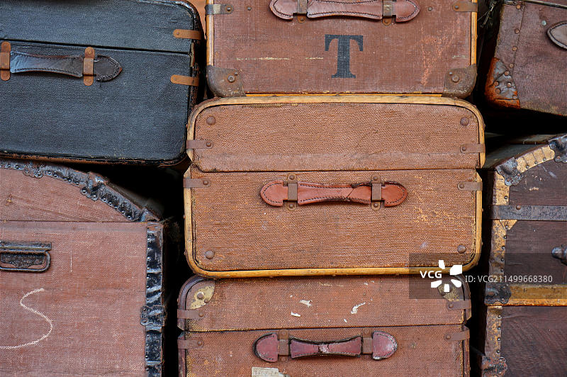 堆放在铁路手推车上的黑色棕色复古旅行箱图片素材