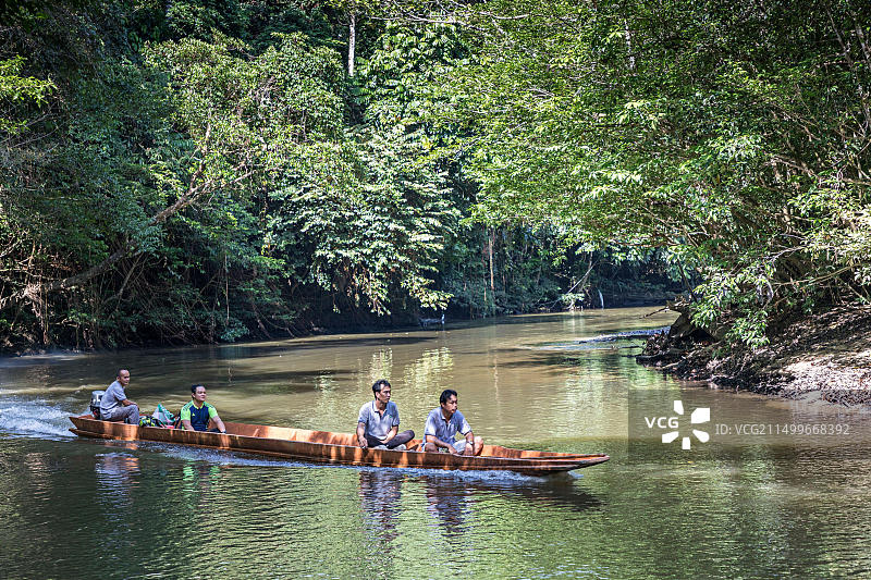 马来西亚姆鲁，当地村民乘船在梅利瑙河上出行图片素材