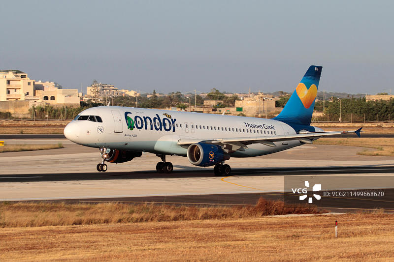 商业航空旅行：秃鹰航空公司空客A320客机从马耳他起飞图片素材