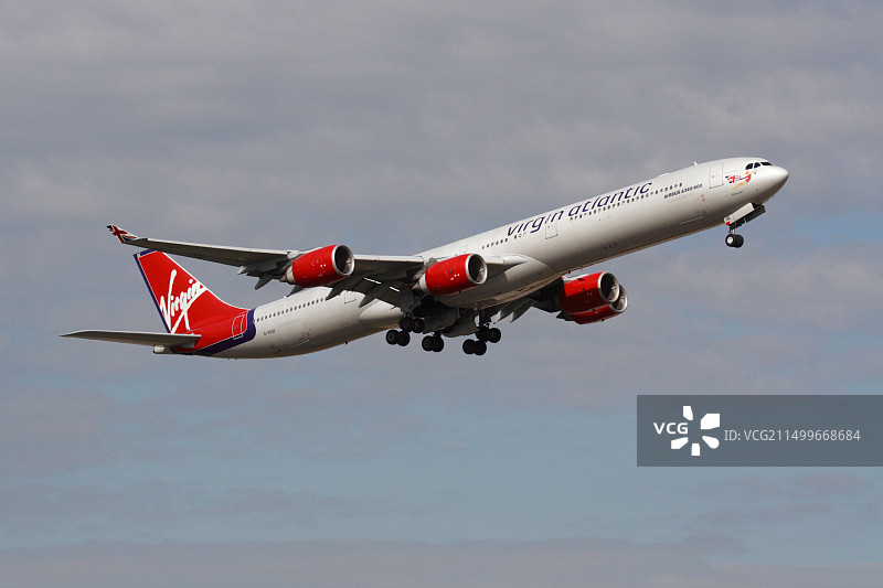 维珍航空空客A340-600客机从伦敦希思罗机场起飞图片素材