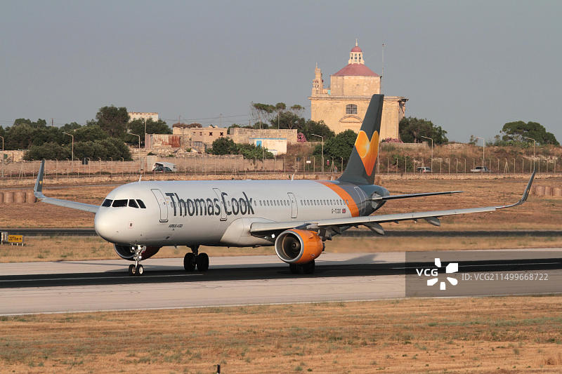 托马斯·库克航空公司空客A321-200型客机从马耳他起飞，地中海航空旅行和旅游业图片素材