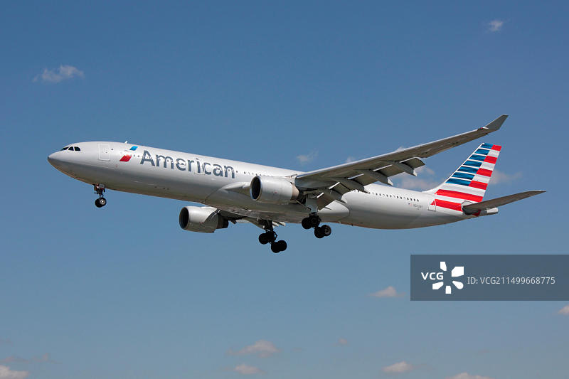 长途航空旅行：美国航空公司空客A330-300宽体客机正在降落伦敦希思罗机场图片素材