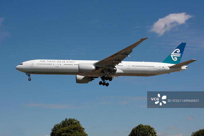 国际航空旅行：新西兰航空波音777-300ER远程客机在洲际飞行后降落在希思罗机场图片素材
