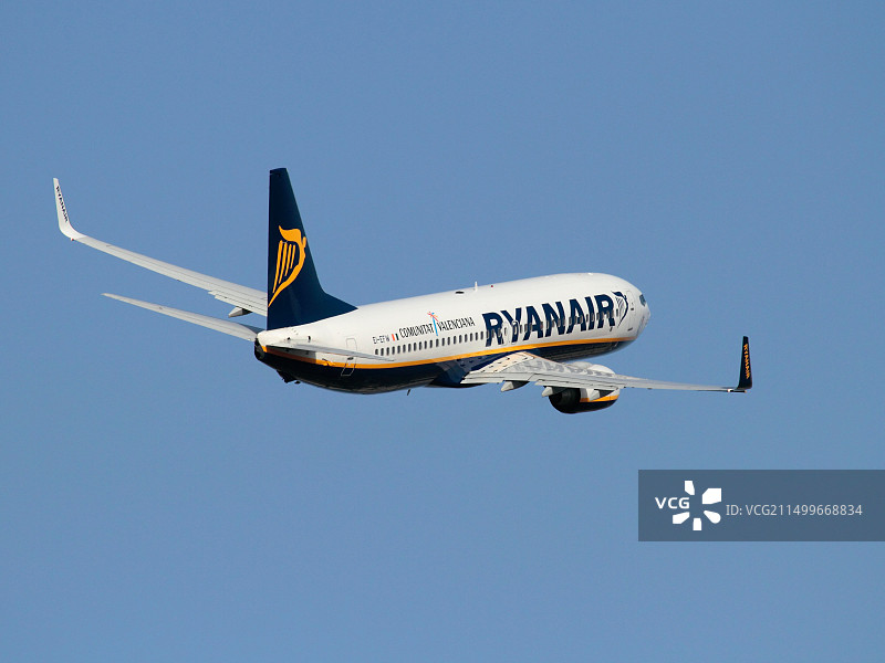 瑞安航空飞机：经济航空旅行，属于瑞安航空公司的波音737-800飞机起飞后飞行中图片素材