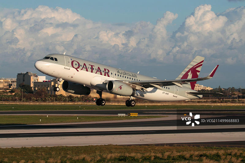卡塔尔航空空客A320-200客机从马耳他国际机场跑道起飞。现代航空旅行和商业飞行图片素材