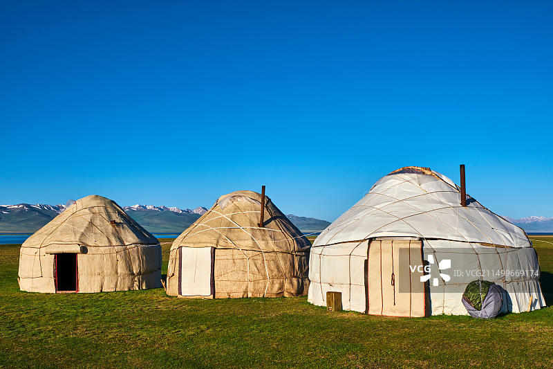 吉尔吉斯斯坦纳伦州宋科尔湖吉尔吉斯游牧民族的蒙古包营地图片素材