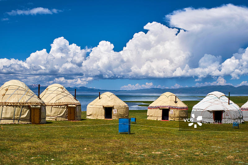 吉尔吉斯斯坦纳伦州宋科尔湖吉尔吉斯游牧民族的蒙古包营地图片素材