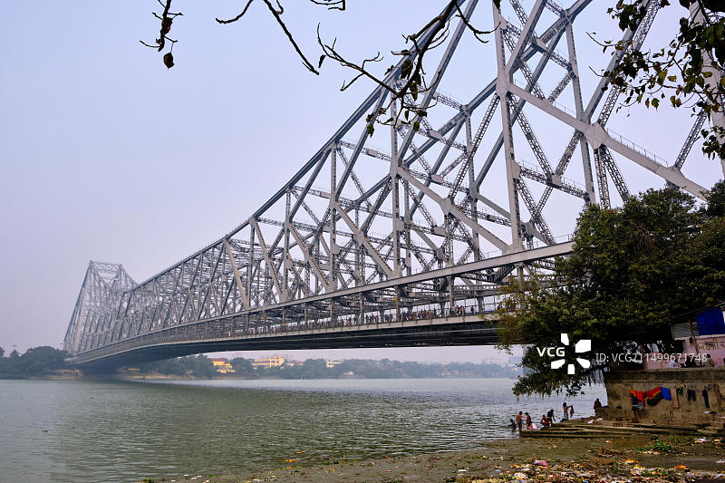 印度加尔各答豪拉大桥横跨胡格利河图片素材