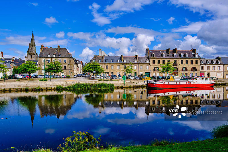 法国莫尔比昂省蓬蒂维布拉韦河畔安妮女公爵号游船及水上游客中心图片素材