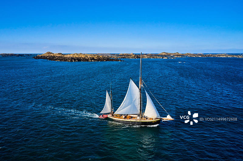 法国诺曼底芒什省肖赛群岛黑色百合号帆船巡游图片素材