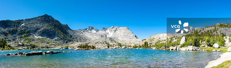 约翰·缪尔荒野，玛丽湖的约翰·缪尔步道景色（美国加利福尼亚州内华达山脉）图片素材