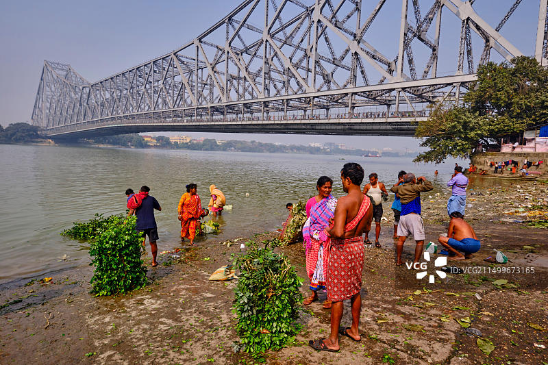 印度西孟加拉邦加尔各答豪拉桥横跨胡格利河，穆里克 घाट花卉市场图片素材
