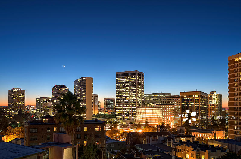 美国加利福尼亚州阿拉米达县奥克兰市的黄昏天际线图片素材