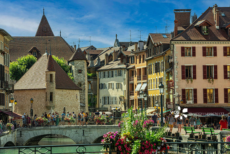 游客参观法国安纳西老城图片素材