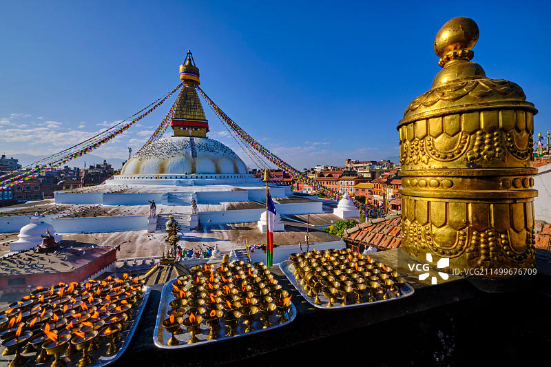 尼泊尔加德满都谷地博德纳大佛塔酥油灯图片素材