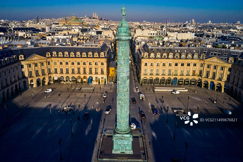 法国巴黎旺多姆广场：旺多姆圆柱与奥古斯特·杜蒙的凯撒拿破仑雕像图片素材