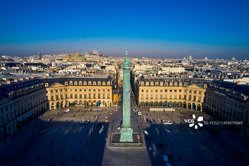 法国巴黎旺多姆广场：旺多姆圆柱与奥古斯特·杜蒙的凯撒拿破仑雕像图片素材