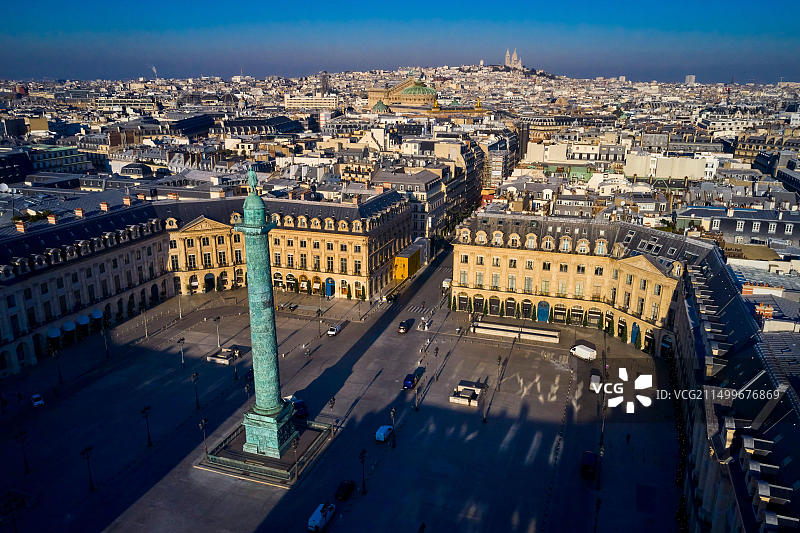 法国巴黎旺多姆广场：旺多姆圆柱与奥古斯特·杜蒙的凯撒拿破仑雕像图片素材