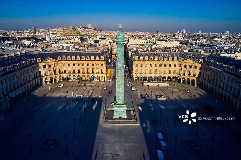 法国巴黎旺多姆广场：旺多姆圆柱与奥古斯特·杜蒙的凯撒拿破仑雕像图片素材
