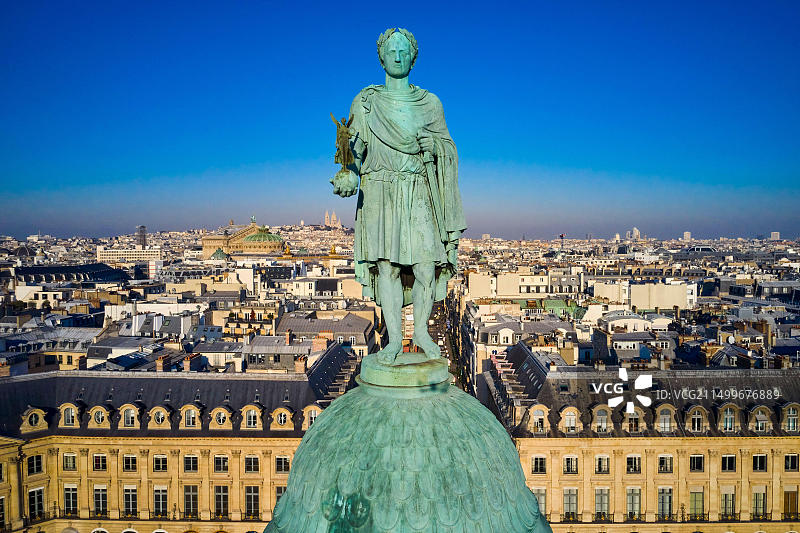 法国巴黎旺多姆广场：旺多姆圆柱与奥古斯特·杜蒙的凯撒拿破仑雕像图片素材