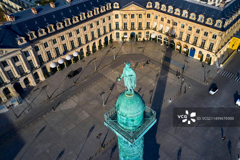 法国巴黎旺多姆广场：旺多姆圆柱与奥古斯特·杜蒙的凯撒拿破仑雕像图片素材