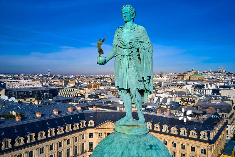 法国巴黎旺多姆广场：旺多姆圆柱与奥古斯特·杜蒙的凯撒拿破仑雕像图片素材