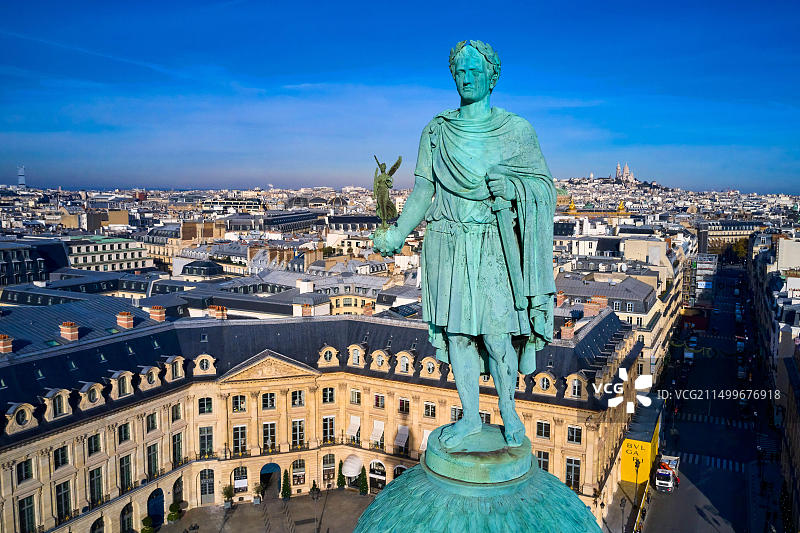 法国巴黎旺多姆广场：旺多姆圆柱与奥古斯特·杜蒙的凯撒拿破仑雕像图片素材
