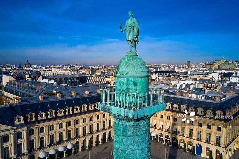 法国巴黎旺多姆广场：旺多姆圆柱与奥古斯特·杜蒙的凯撒拿破仑雕像图片素材