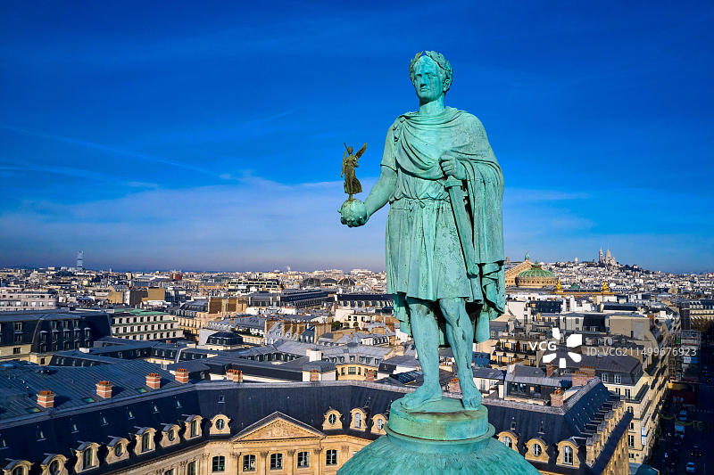 法国巴黎旺多姆广场：旺多姆圆柱与奥古斯特·杜蒙的凯撒拿破仑雕像图片素材