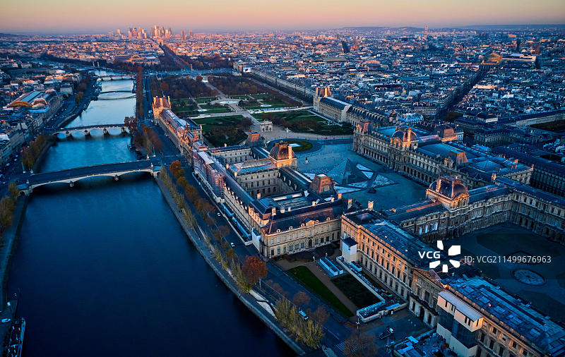 法国巴黎联合国教科文组织世界遗产名录，卢浮宫和塞纳河图片素材