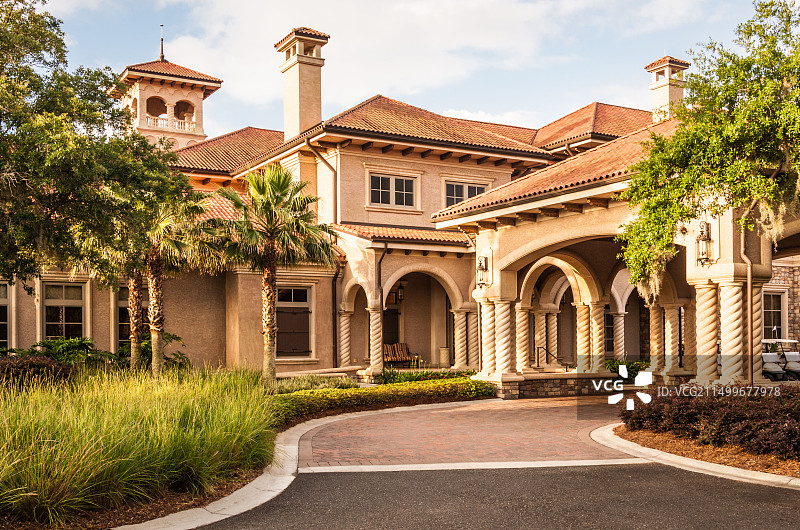 锯齿草TPC俱乐部会所正面入口，俯瞰球员锦标赛体育场球场，美国图片素材