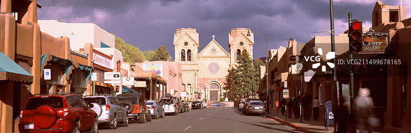 通往圣菲圣方济各主教座堂的街道，美国新墨西哥州图片素材