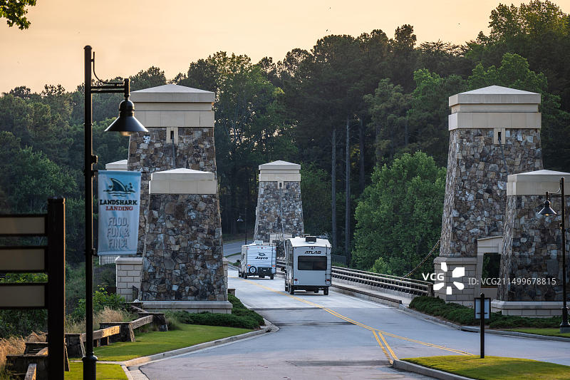 房车露营者进入拉尼尔湖岛度假区，位于佐治亚州北部霍尔县拉尼尔湖，亚特兰大东北约60英里。（美国）图片素材