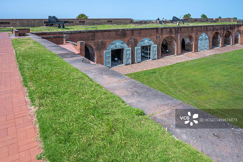 从堡垒墙壁望向乔治亚州萨凡纳的普拉斯基堡垒庭院（美国）图片素材