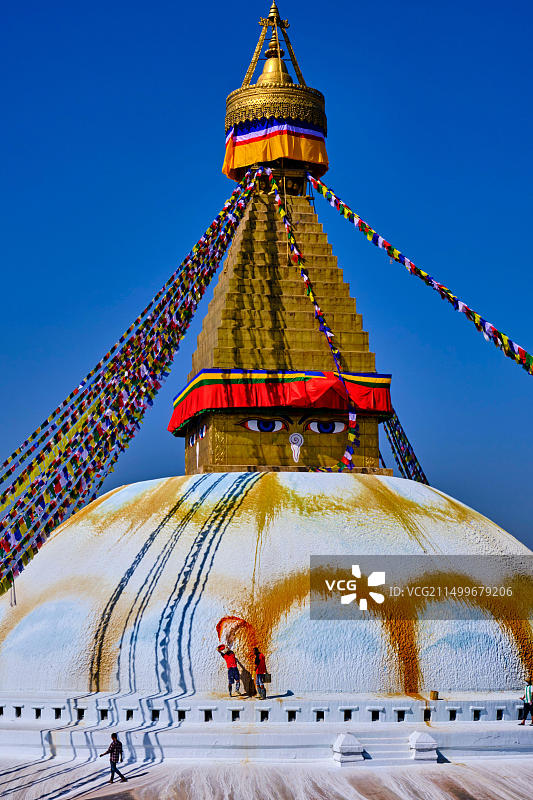 尼泊尔加德满都谷地博德纳大佛塔：满月时定期用石灰和莲花图案重新粉刷图片素材