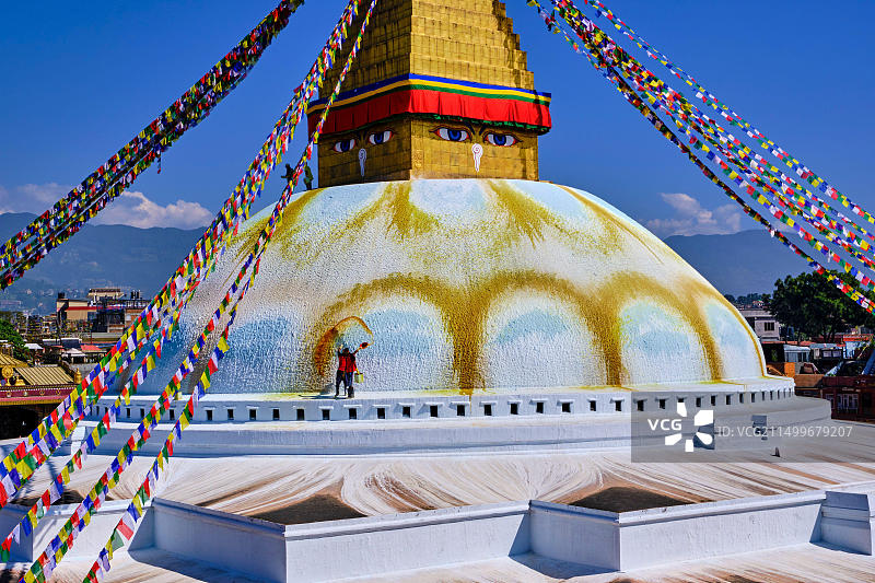 尼泊尔加德满都谷地博德纳大佛塔：满月时定期用石灰和莲花图案重新粉刷图片素材
