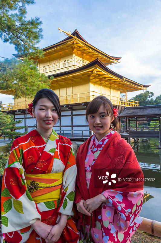 身穿日本传统和服的女子站在京都金阁寺前图片素材