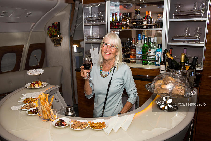 阿联酋航空A380客机商务舱吧台后的游客图片素材