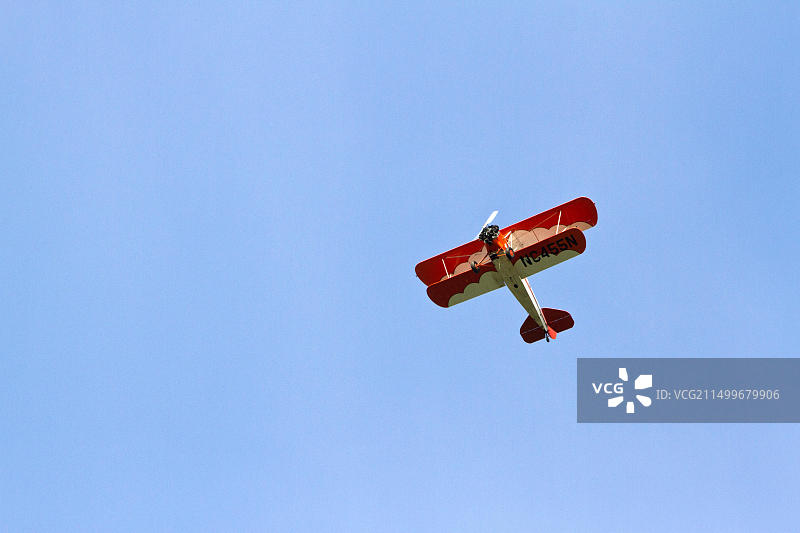 寇蒂斯-莱特旅行者4000型双翼飞机飞行中图片素材