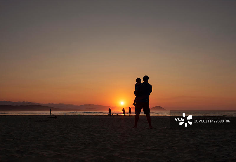 父亲和儿子在地平线上观看美丽日出的剪影，亲子家庭旅行概念，墨西哥瓦哈卡州查卡瓦，2019年4月图片素材