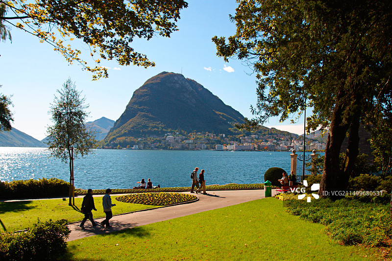 瑞士卢加诺湖圣萨尔瓦托公园秋景图片素材