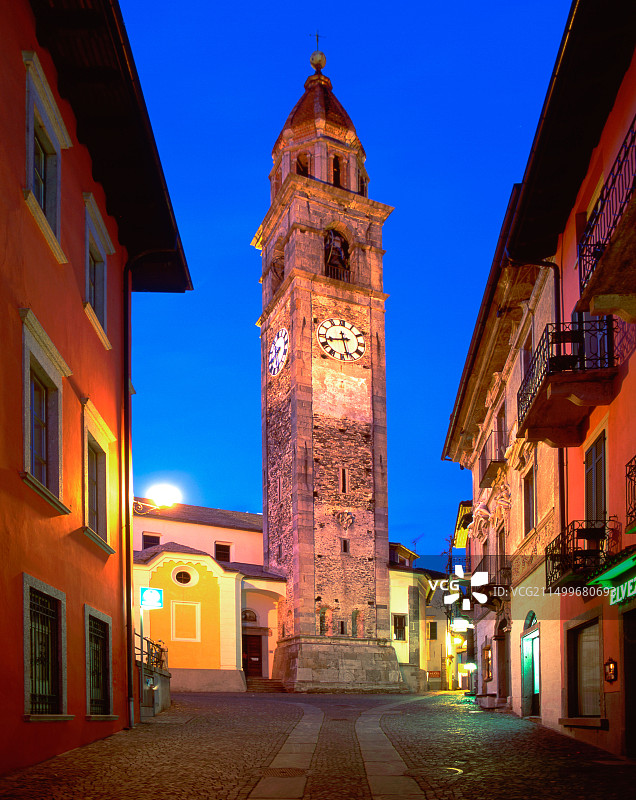 瑞士提契诺阿斯科纳教堂钟楼黄昏图片素材